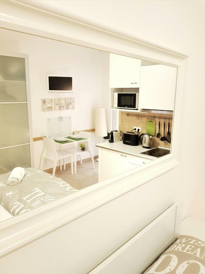 Cozy Studio With Parking Near City Center Praag Buitenkant foto