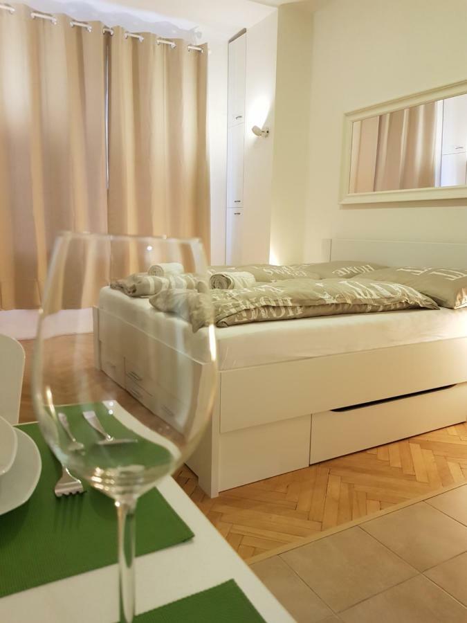 Cozy Studio With Parking Near City Center Praag Buitenkant foto