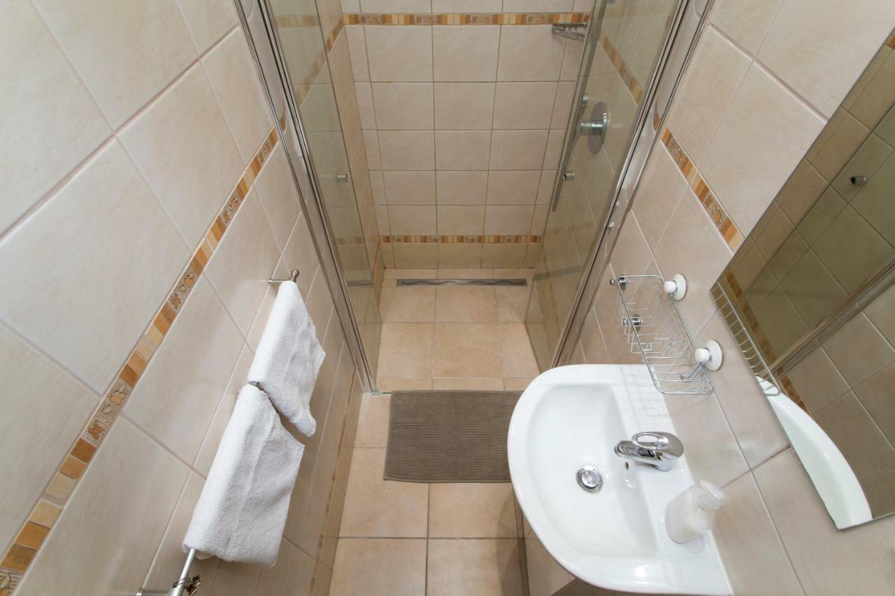 Cozy Studio With Parking Near City Center Praag Buitenkant foto