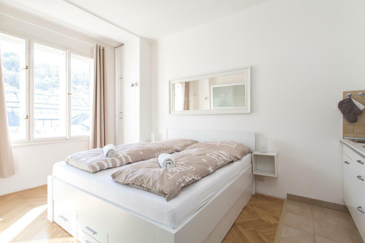 Cozy Studio With Parking Near City Center Praag Buitenkant foto